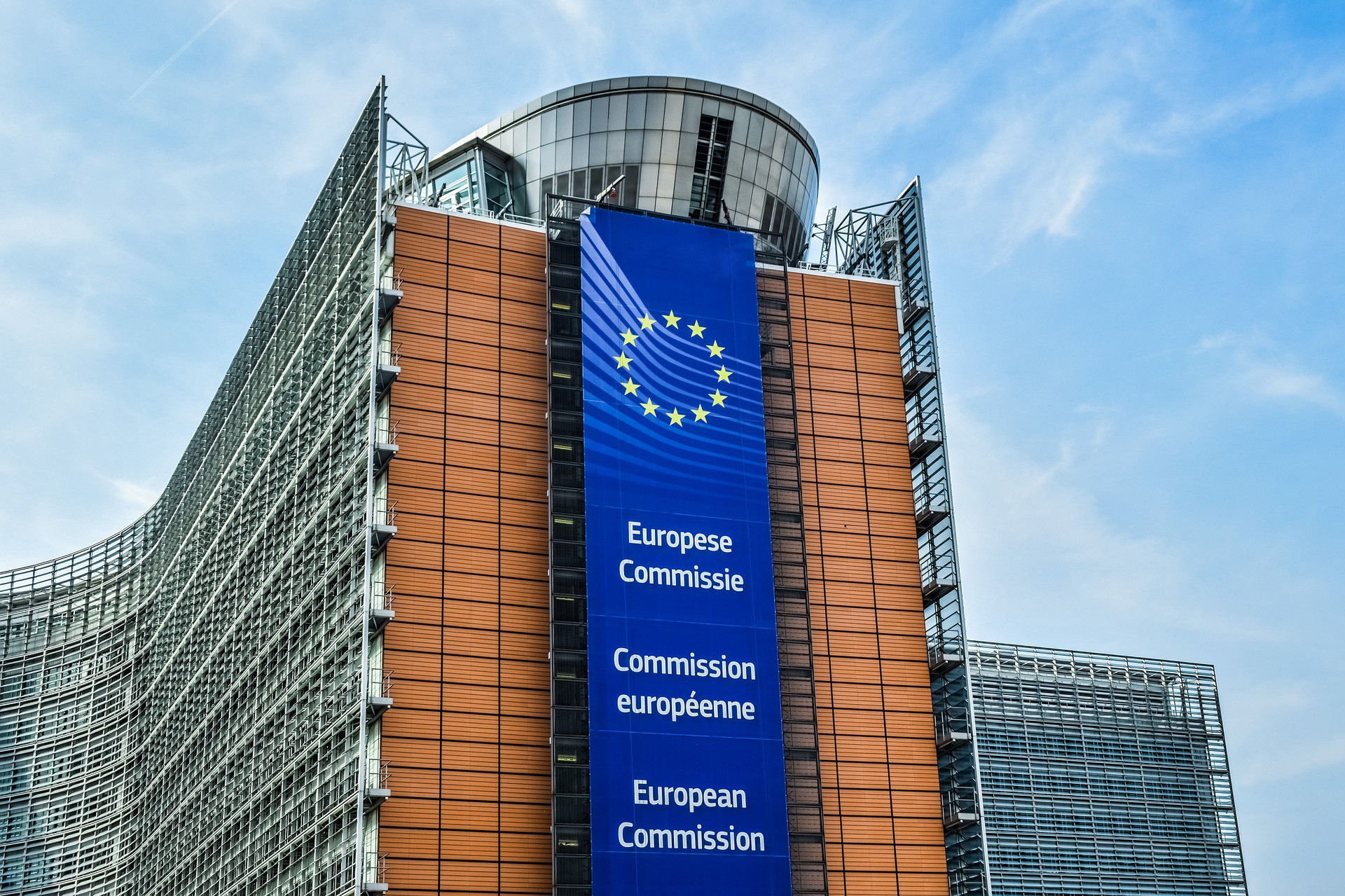 Izveštaj Evropske komisije podudaran sa nalazima prEUgovora: brojne aktivnosti, slabi rezultati u osnovnom klasteru